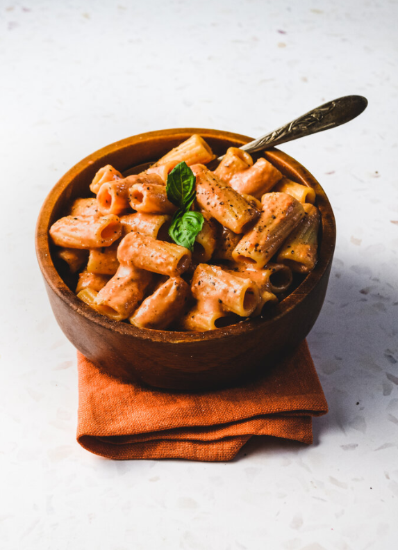 Creamy tomato cashew pasta